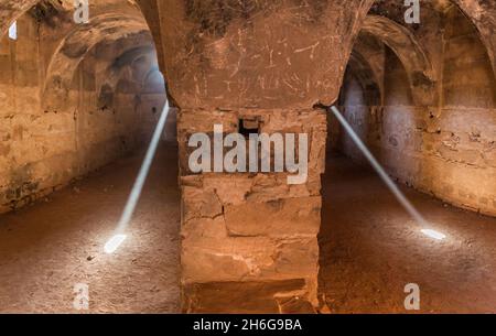QASR KHARANA, JORDANIE - 3 AVRIL 2017 : poutres lumineuses dans une pièce à Qasr Kharana parfois Harrana, al-Kharanah, Kharaneh ou Hraneh, château désertique à l'est Banque D'Images