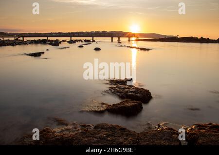 Coucher de soleil spectaculaire à Ballycastle Beach, comté d'Antrim, Irlande du Nord Banque D'Images