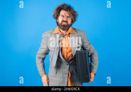 Confondu maître ou homme d'affaires avec une valise.Homme barbu en costume avec mallette.Éducation.Étudier.Entreprise Banque D'Images