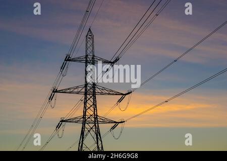 Pylône électrique et ciel coloré au coucher du soleil Banque D'Images