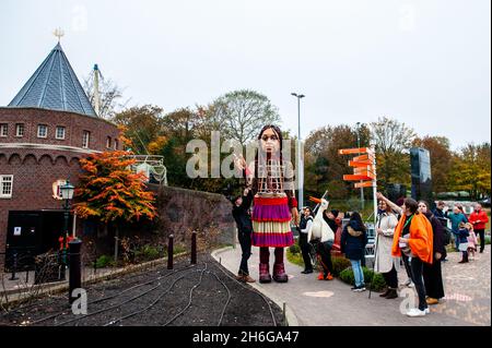 Little Amal dit Au revoir aux enfants au parc miniature.Amara, un nouveau centre culturel dans le centre de la Haye a organisé dans le cadre de son 'Open Festival', la visite de la marionnette géante 'Little Amal',Une jeune fille syrienne de neuf ans et plus de 11 mètres de hauteur jusqu'au parc miniature Madurodam.Elle est invitée à participer au Festival en tant qu'invitée spéciale dans la ville pour attirer l'attention à travers l'Europe sur le sort des jeunes réfugiés qui ont fui la Syrie.Amal a été reçu à l'extérieur du parc par un groupe d'enfants, après qu'elle a pu se promener autour du modèle de réplique de la famille à l'échelle 1:25 Banque D'Images