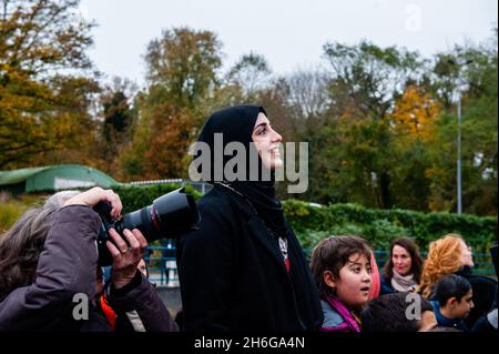 Maire de Madurodam, Büsra est vu regarder Little Amal avec un sourire sur son visage.Amare, un nouveau centre culturel dans le centre de la Haye a organisé dans le cadre de son 'Open Festival', la visite de la marionnette géante 'Little Amal',Une jeune fille syrienne de neuf ans et plus de 11 mètres de hauteur jusqu'au parc miniature Madurodam.Elle est invitée à participer au Festival en tant qu'invitée spéciale dans la ville pour attirer l'attention à travers l'Europe sur le sort des jeunes réfugiés qui ont fui la Syrie.Amal a été reçu à l'extérieur du parc par un groupe d'enfants, après qu'elle a pu se promener autour du modèle de l'échelle 1:25 RE Banque D'Images