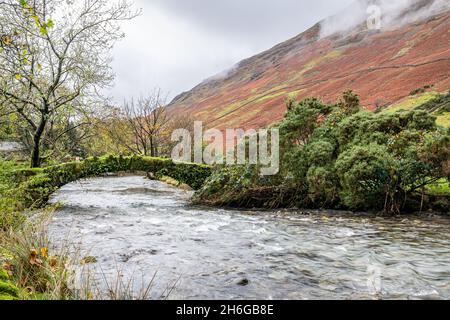 Passerelle au-dessus de Mosedale Beck à Wasdale Head, dans le district des lacs de Cumbria, en Angleterre Banque D'Images