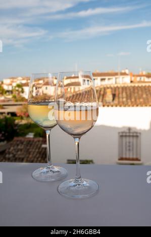 L'été sur la Côte d'Azur, buvez du vin blanc froid et de la rose des Côtes de Provence sur une terrasse ensoleillée à Port Grimaud, Var, France Banque D'Images