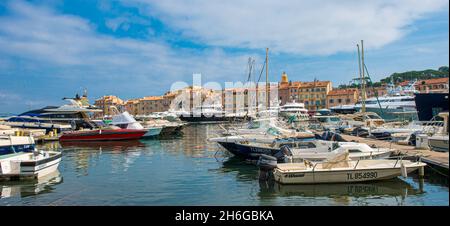 Vue sur le port de plaisance de Saint Tropez avec yachts et maisons.France, Provence, Côte d'Azur Banque D'Images