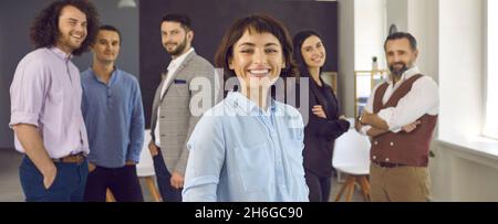Bannière avec le portrait d'une femme heureuse chef d'entreprise devant l'équipe d'employés Banque D'Images