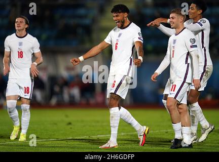 Le Tyrone Mings d'Angleterre (au centre) célèbre le huitième but de leur partie lors du match de qualification de la coupe du monde de la FIFA au stade de San Marino, Serravalle.Date de la photo: Lundi 15 novembre 2021. Banque D'Images