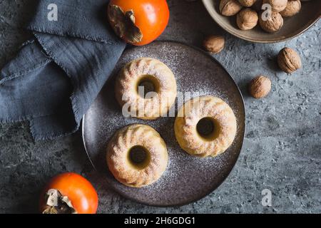 Petits gâteaux de kaki et de noix parsemés de sucre en poudre Banque D'Images