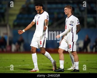 La Tyrone Mings d'Angleterre (à gauche) célèbre le huitième but de leur partie lors du match de qualification de la coupe du monde de la FIFA au stade de San Marino, Serravalle.Date de la photo: Lundi 15 novembre 2021. Banque D'Images