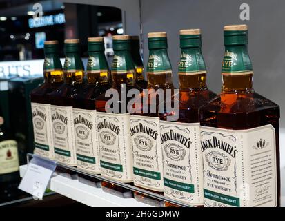 Jack Daniel Tennessee Rye Whiskey vu sur l'étagère d'un magasin hors taxes à l'aéroport international de Boryspil. Banque D'Images