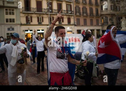 Malaga, Espagne.15 novembre 2021.Un manifestant vu tenir une nation et crier des slogans alors qu'il participe à une manifestation en faveur du peuple cubain sur la place Plaza de la Constitucion.des dizaines de personnes ont pris la rue en solidarité avec la manifestation de la « Marche civique pour le changement » sur l'île-nation,En réponse à la dictature du gouvernement cubain.Crédit : SOPA Images Limited/Alamy Live News Banque D'Images