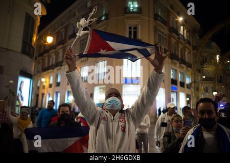 Malaga, Espagne.15 novembre 2021.Un manifestant vu brandi un drapeau cubain alors qu'il participe à une manifestation en faveur du peuple cubain dans la rue marques de Larios.des dizaines de personnes ont pris la rue en solidarité avec la manifestation de la « Marche civique pour le changement » sur la nation insulaire,En réponse à la dictature du gouvernement cubain.Crédit : SOPA Images Limited/Alamy Live News Banque D'Images