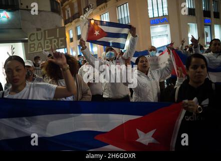 Malaga, Espagne.15 novembre 2021.Des manifestants ont vu des drapeaux cubains et crier des slogans alors qu'ils prennent part à une manifestation en faveur du peuple cubain dans la rue marques de Larios.des dizaines de personnes ont pris la rue en solidarité avec la manifestation de la « Marche civique pour le changement » sur la nation insulaire,En réponse à la dictature du gouvernement cubain.Crédit : SOPA Images Limited/Alamy Live News Banque D'Images