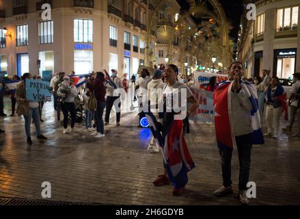 Malaga, Espagne.15 novembre 2021.Des manifestants arborant des drapeaux cubains crient des slogans alors qu'ils prennent part à une manifestation en faveur du peuple cubain dans la rue marques de Larios.des dizaines de personnes ont pris la rue en solidarité avec la manifestation « Civic March for change » sur l'île,En réponse à la dictature du gouvernement cubain.Crédit : SOPA Images Limited/Alamy Live News Banque D'Images