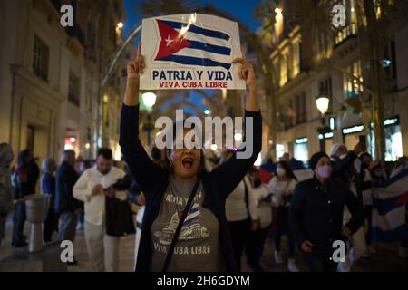 Malaga, Espagne.15 novembre 2021.Un manifestant a été vu portant un écriteau disant « vie et patrie » alors qu'elle participe à une manifestation en faveur du peuple cubain dans la rue marques de Larios.des dizaines de personnes ont pris la rue en solidarité avec la manifestation « la Marche civique pour le changement » sur la nation insulaire,En réponse à la dictature du gouvernement cubain.Crédit : SOPA Images Limited/Alamy Live News Banque D'Images