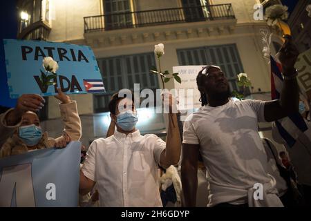 Malaga, Espagne.15 novembre 2021.Des manifestants qui ont manifesté pour soutenir le peuple cubain dans la rue marques de Larios et des dizaines de personnes ont envahi les rues en solidarité avec la « Marche civique pour le changement », en réponse à la dictature du gouvernement cubain.Crédit : SOPA Images Limited/Alamy Live News Banque D'Images