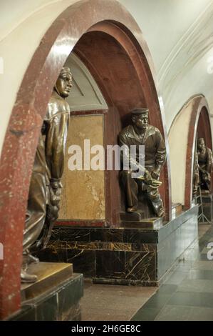 Statue révolutionnaire à Ploshchad Revolyutsii Moscou Russie Banque D'Images