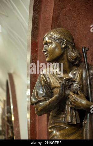 Statue à la station de métro Ploshchad Revolyutsii à Moscou en Russie Banque D'Images