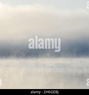 Résumé - brouillard sur le lac Cobbossee, Maine Banque D'Images