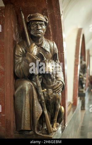 Statue à la station de métro Ploshchad Revolyutsii à Moscou en Russie Banque D'Images