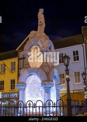 Photo nocturne de la statue des martyrs Maid of Erin Manchester dans le comté de Kilrush Clare Ireland Banque D'Images