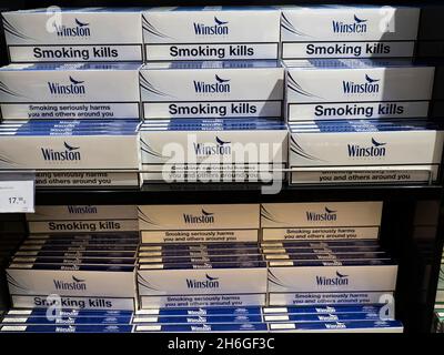 Kiev, Ukraine.2 novembre 2021.Des paquets de cigarettes Winston sont présentés sur l'étagère d'un magasin hors taxes à l'aéroport international de Boryspil.(Credit image: © Igor Golovniov/SOPA Images via ZUMA Press Wire) Banque D'Images