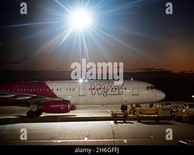 Vienne, Autriche.5 novembre 2021.Un avion Wizz Air vu à l'aéroport de Vienne.(Credit image: © Igor Golovniov/SOPA Images via ZUMA Press Wire) Banque D'Images