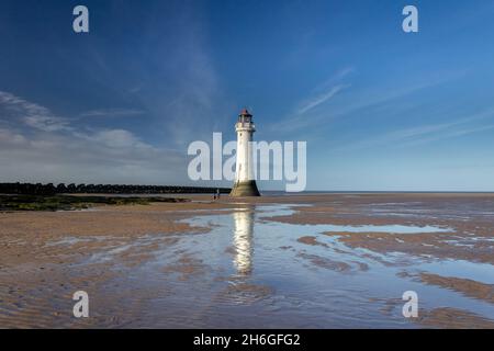 New Brighton, Royaume-Uni: Phare de Perch Rock et défense de la mer de groyne à marée basse, côte nord du Wirral. Banque D'Images