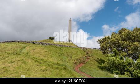 Obélisque sur une colline arborescente à Auckland, Nouvelle-Zélande Banque D'Images