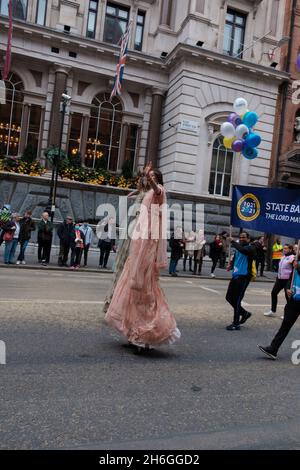 Tout comme la COP26 termine une majorité de XR et isole la Grande-Bretagne de retour à Londres pour perturber le Lord Mayor Show avec leur propre petite parade dans le di Banque D'Images