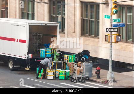 Les employés préparent les livraisons Amazon pour distribution dans le quartier de Chelsea, à New York, le mercredi 27 octobre 2021.(© Richard B. Levine) Banque D'Images