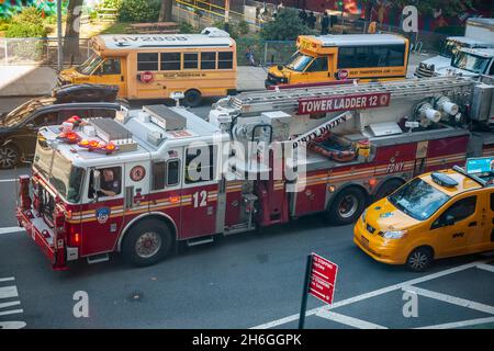 Les membres de FDNY Ladder 12 et Engine 1 répondent à une boîte à Chelsea à New York le lundi 1er novembre 2021.C’est aujourd’hui le premier jour du mandat de vaccination de la ville, qui exige que tous les employés de la ville soient vaccinés ou en congé non rémunéré.(© Richard B. Levine) Banque D'Images