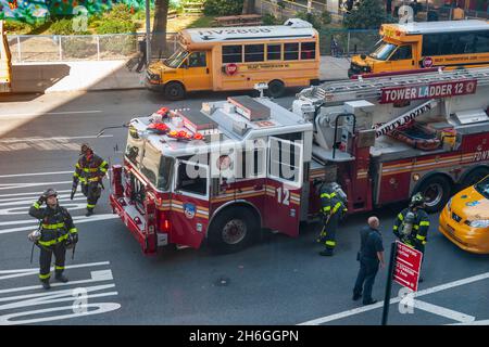 Les membres de FDNY Ladder 12 et Engine 1 répondent à une boîte à Chelsea à New York le lundi 1er novembre 2021.C’est aujourd’hui le premier jour du mandat de vaccination de la ville, qui exige que tous les employés de la ville soient vaccinés ou en congé non rémunéré.(© Richard B. Levine) Banque D'Images