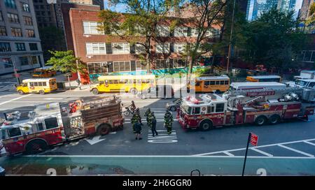 Les membres de FDNY Ladder 12 et Engine 1 répondent à une boîte à Chelsea à New York le lundi 1er novembre 2021.C’est aujourd’hui le premier jour du mandat de vaccination de la ville, qui exige que tous les employés de la ville soient vaccinés ou en congé non rémunéré.(© Richard B. Levine) Banque D'Images