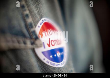 Une électeur porte son autocollant « J'ai voté » le jour de l'élection à New York le mardi 2 novembre 2021.(© Richard B. Levine) Banque D'Images