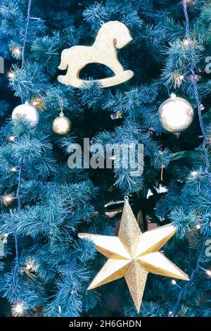 Décorations de Noël.Décoration dorée écologique sur un sapin de Noël artificiel. Banque D'Images