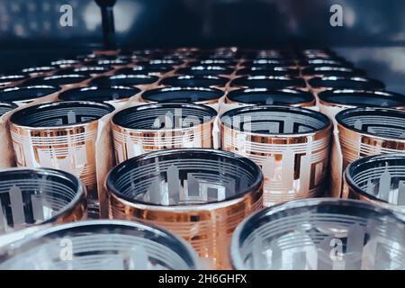 Beaucoup de gobelets en verre transparent.Production de verrerie.Vider les verres avec des bords décoratifs à l'usine.Vente de vaisselle en magasin. Banque D'Images