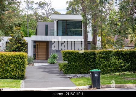 Maison australienne moderne à Avalon Beach Sydney, maison indépendante avec jardin vert à roulettes à l'extérieur, Sydney, Australie Banque D'Images