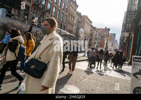 Hordes d'acheteurs et de touristes à Soho n New York le samedi 13 novembre 2021.(© Richard B. Levine) Banque D'Images