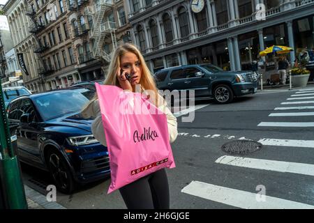 Hordes d'acheteurs et de touristes à Soho n New York le samedi 13 novembre 2021.(© Richard B. Levine) Banque D'Images