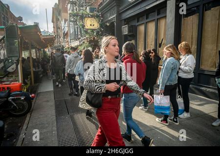 Hordes d'acheteurs et de touristes à Soho n New York le samedi 13 novembre 2021.(© Richard B. Levine) Banque D'Images