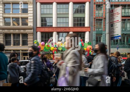 Hordes d'acheteurs et de touristes à Soho n New York le samedi 13 novembre 2021.(© Richard B. Levine) Banque D'Images