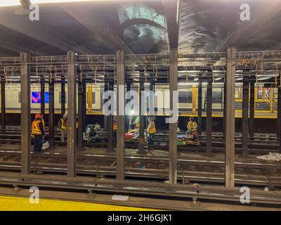 Les travailleurs de MTA dans la station de métro de la 23e rue Ouest effectuent des travaux de fin de semaine sur le lit de la voie le dimanche 7 novembre 2021 Banque D'Images