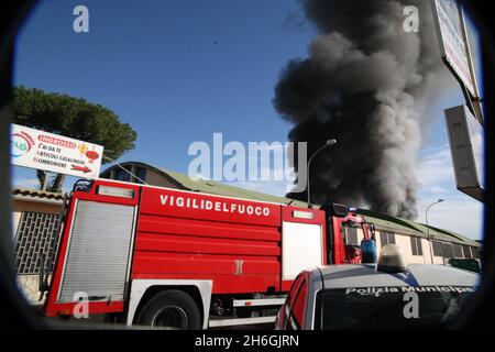 Arzano, Italie.15 novembre 2021.Un incendie s'est déclaré dans un dépôt d'Arzano, dans la province de Naples.Les flammes ont englouti l'entrepôt d'une compagnie de cuisine située dans la via Torricelli.(Photo de Salvatore Esposito/Pacific Press) crédit: Pacific Press Media production Corp./Alay Live News Banque D'Images