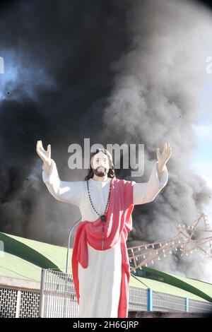 Arzano, Italie.15 novembre 2021.Un incendie s'est déclaré dans un dépôt d'Arzano, dans la province de Naples.Les flammes ont englouti l'entrepôt d'une compagnie de cuisine située dans la via Torricelli.(Photo de Salvatore Esposito/Pacific Press) crédit: Pacific Press Media production Corp./Alay Live News Banque D'Images