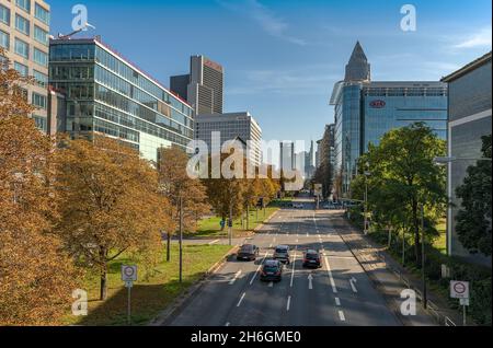 circulation de la ville sur theodor heuss allee à francfort Banque D'Images