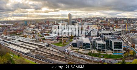 Vue panoramique aérienne sur le centre-ville de Sheffield et la gare au coucher du soleil Banque D'Images