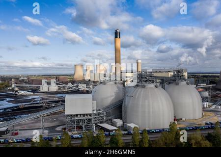 CENTRALE ÉLECTRIQUE DE DRAX, YORKSHIRE, ROYAUME-UNI - 4 NOVEMBRE 2021.Une vue panoramique aérienne de la centrale de Drax montrant les réservoirs de stockage de biomasse et la capture de carbone Banque D'Images