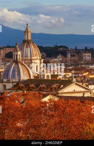 Centre historique de Rome architectures anciennes et dômes baroques avec feuilles d'autumanl au coucher du soleil Banque D'Images