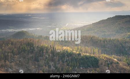 Le soleil brille à travers les nuages sur une crête de montagne dans la forêt noire Banque D'Images